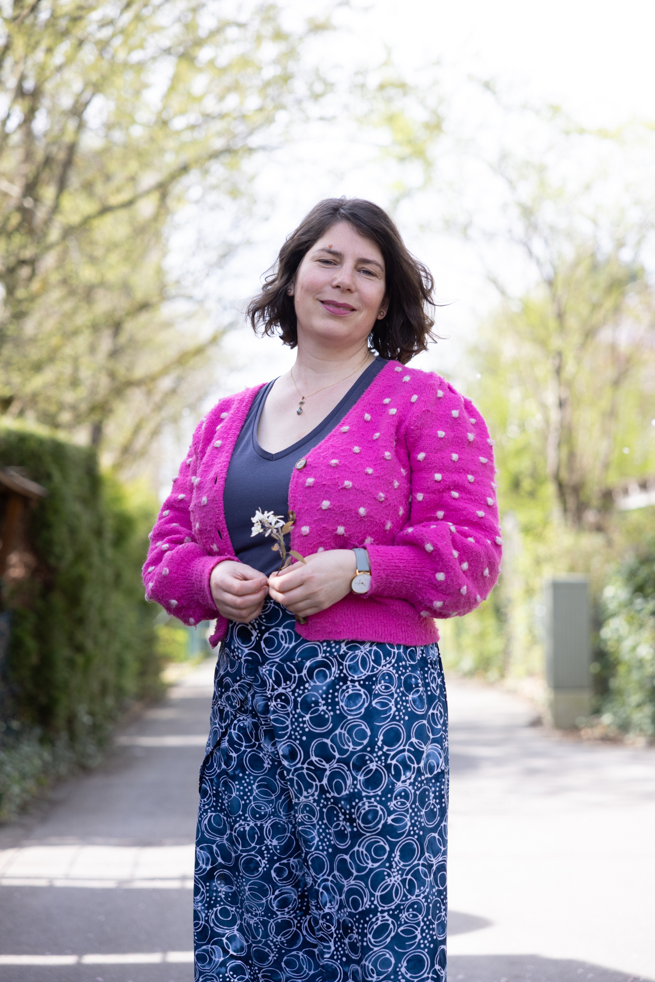 Gisela Knobel in freier Natur mit einer Blume in der Hand